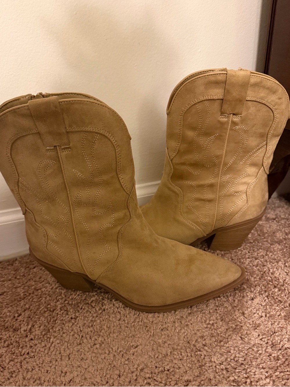 Universal Thread brand Women’s Tan Suede Western Ankle Boots